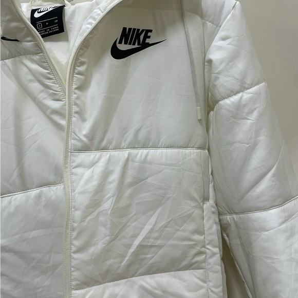 White Nike Puffer Jacket - Picture 8 of 8
